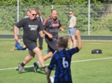 Laatste training S.K.N.W.K. JO8-1 (partijtje tegen de ouders) van maandag 2 juni 2025 (37/123)